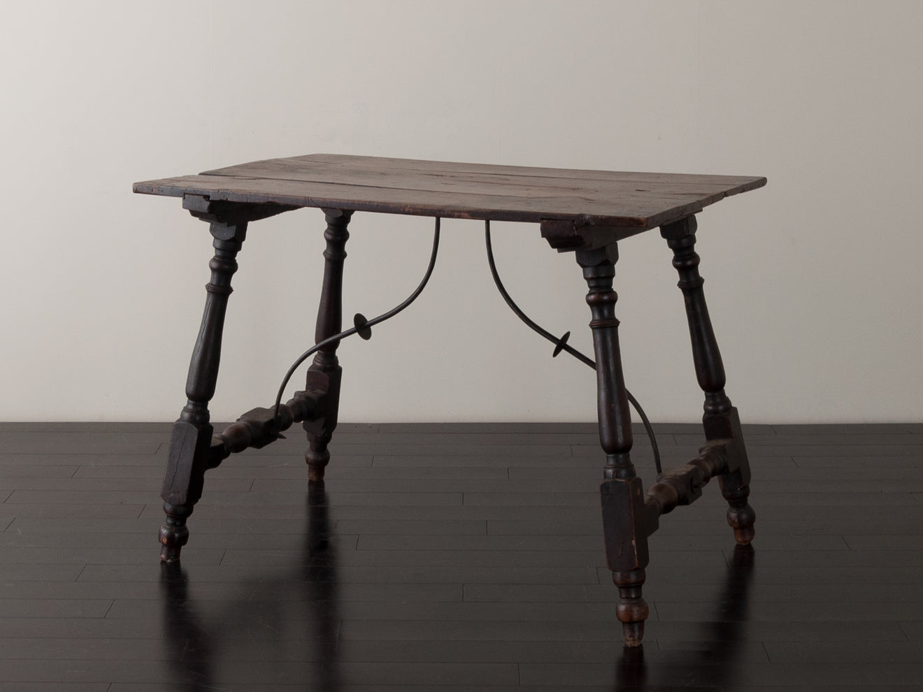 COLONIAL CENTER TABLE